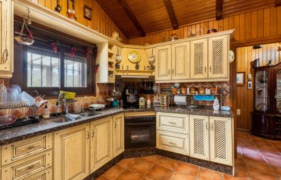 Resale - House - Finca - Cortijo - Estepona - Estepona Centro