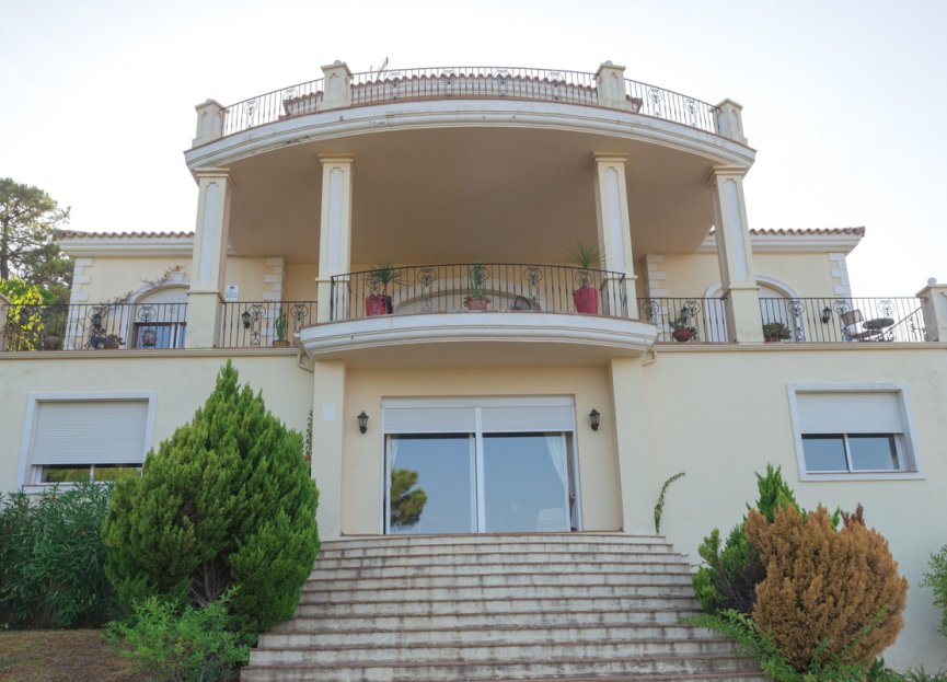 Resale - House - Detached Villa - Estepona - Estepona Centro