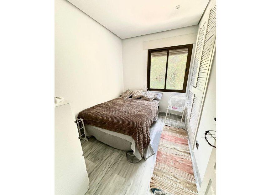 Resale - Apartment - Middle Floor Apartment - Marbella - Elviria