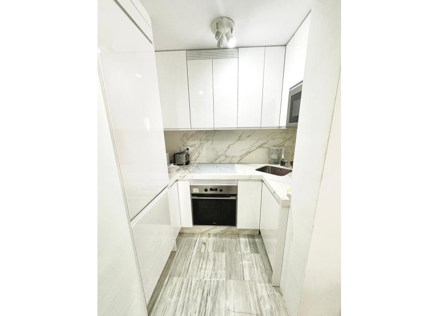 Resale - Apartment - Middle Floor Apartment - Marbella - Elviria