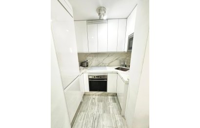 Resale - Apartment - Middle Floor Apartment - Marbella - Elviria