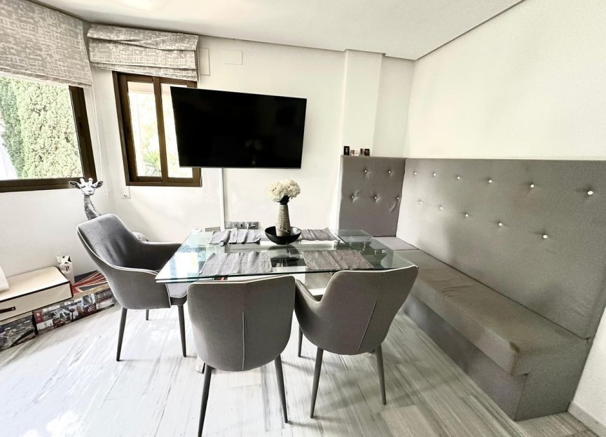 Resale - Apartment - Middle Floor Apartment - Marbella - Elviria