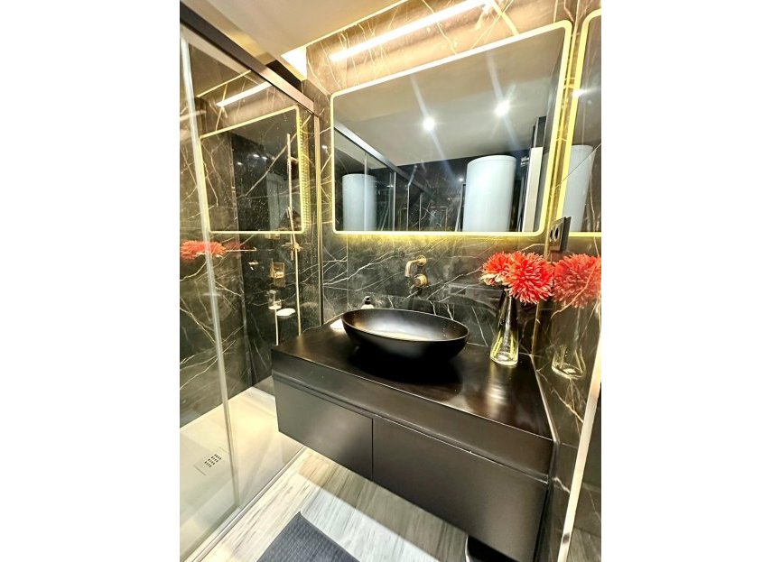 Resale - Apartment - Middle Floor Apartment - Marbella - Elviria