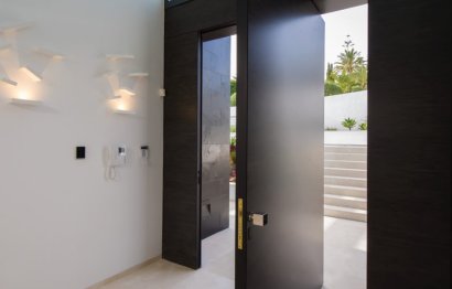 Resale - House - Detached Villa - Marbella - Nueva Andalucia