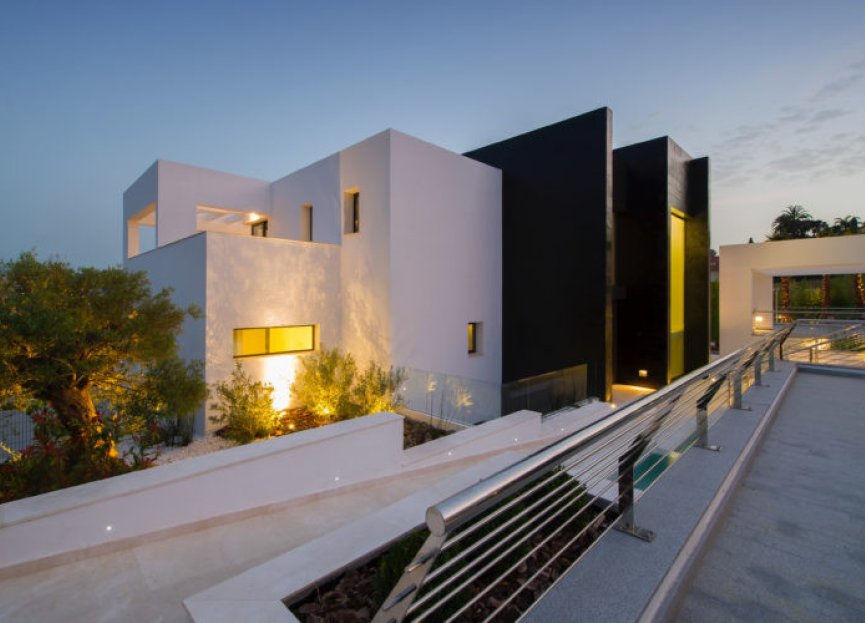 Resale - House - Detached Villa - Marbella - Nueva Andalucia