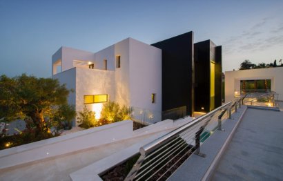 Resale - House - Detached Villa - Marbella - Nueva Andalucia