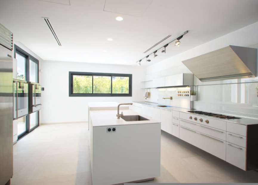 Resale - House - Detached Villa - Marbella - Nueva Andalucia