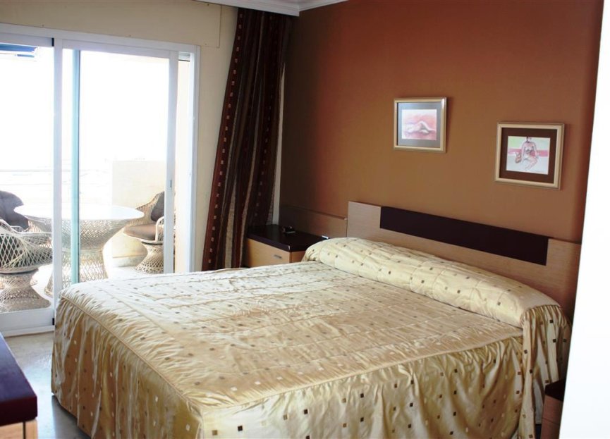 Resale - Apartment - Middle Floor Apartment - Marbella - Puerto Banús