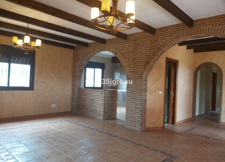 Resale - House - Detached Villa - Estepona - Estepona Centro