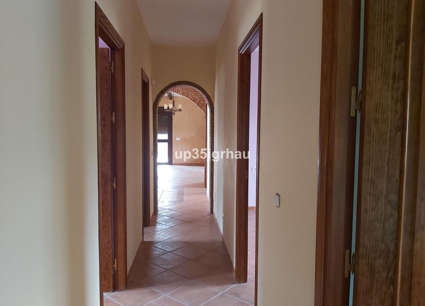 Resale - House - Detached Villa - Estepona - Estepona Centro