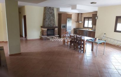 Resale - House - Detached Villa - Estepona - Estepona Centro