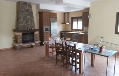 Resale - House - Detached Villa - Estepona - Estepona Centro