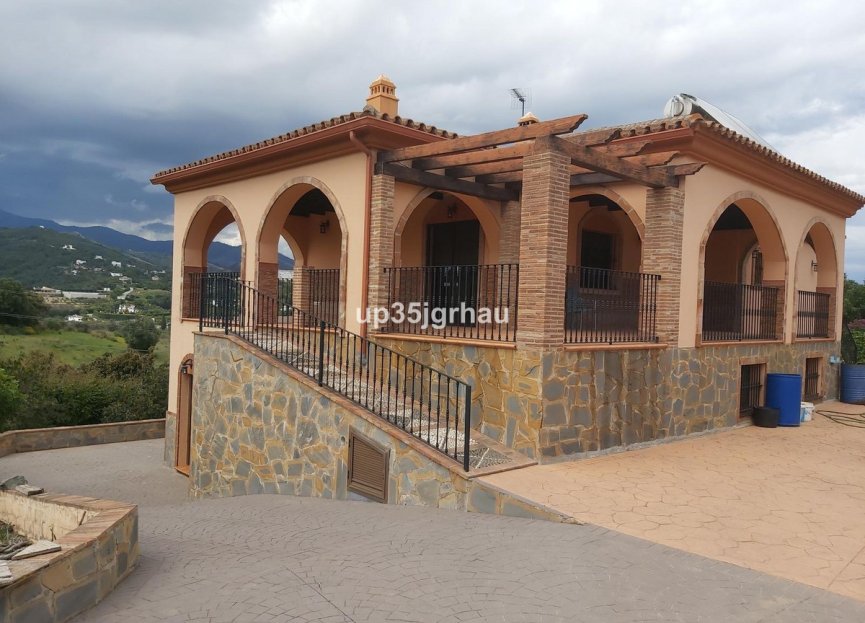 Resale - House - Detached Villa - Estepona - Estepona Centro