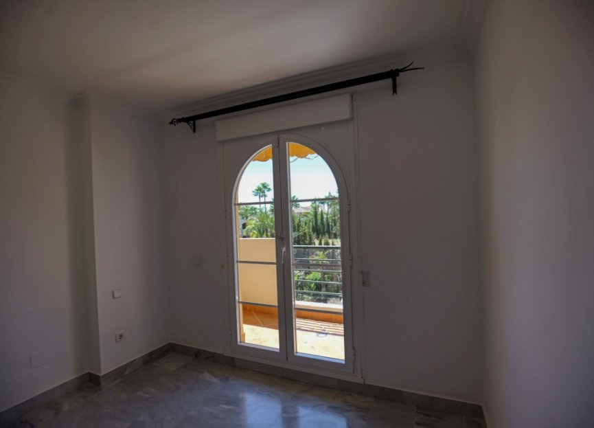 Resale - Apartment - Middle Floor Apartment - Marbella - Nueva Andalucia