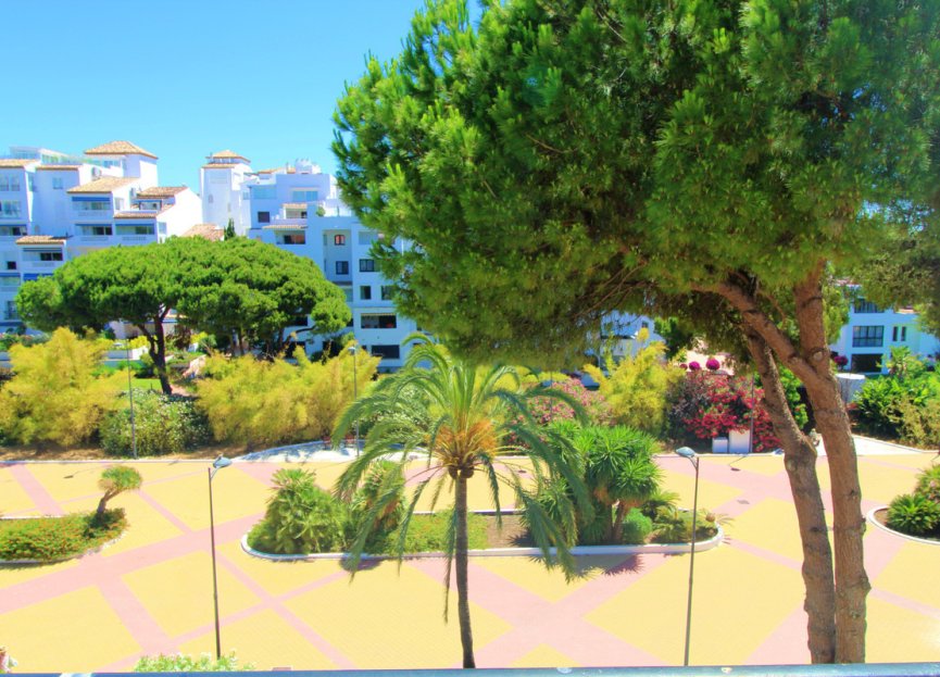 Resale - Apartment - Middle Floor Apartment - Marbella - Puerto Banús