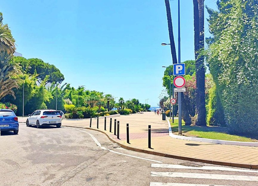 Resale - Apartment - Middle Floor Apartment - Marbella - Puerto Banús