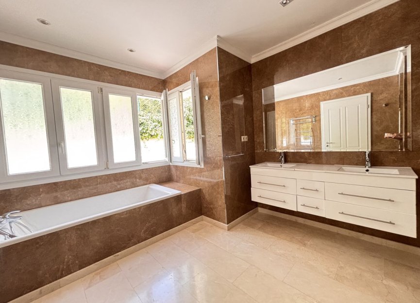 Resale - House - Detached Villa - Estepona - Selwo