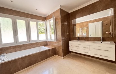 Resale - House - Detached Villa - Estepona - Selwo