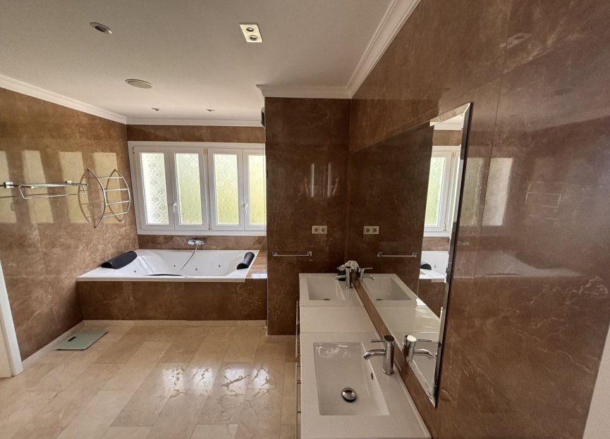 Resale - House - Detached Villa - Estepona - Selwo