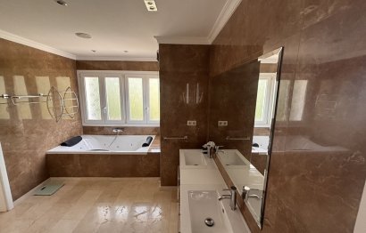 Resale - House - Detached Villa - Estepona - Selwo