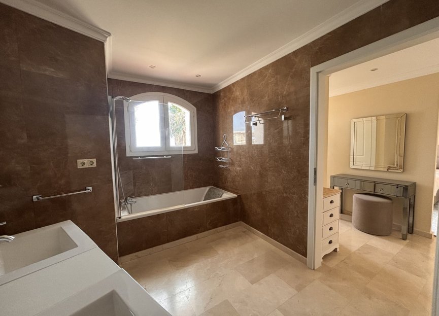 Resale - House - Detached Villa - Estepona - Selwo