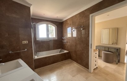 Resale - House - Detached Villa - Estepona - Selwo