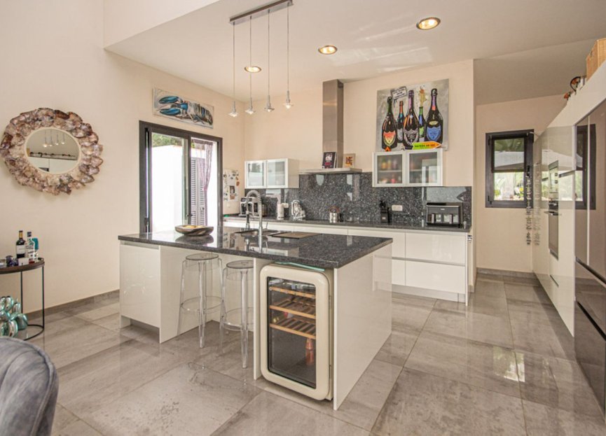 Resale - House - Detached Villa - Marbella - La Mairena