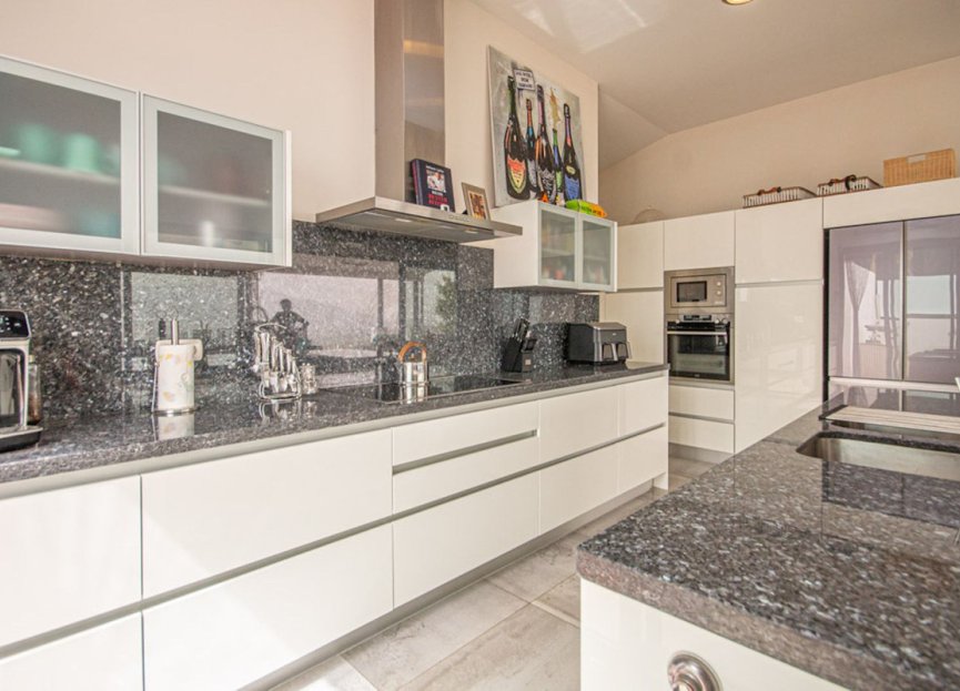 Resale - House - Detached Villa - Marbella - La Mairena