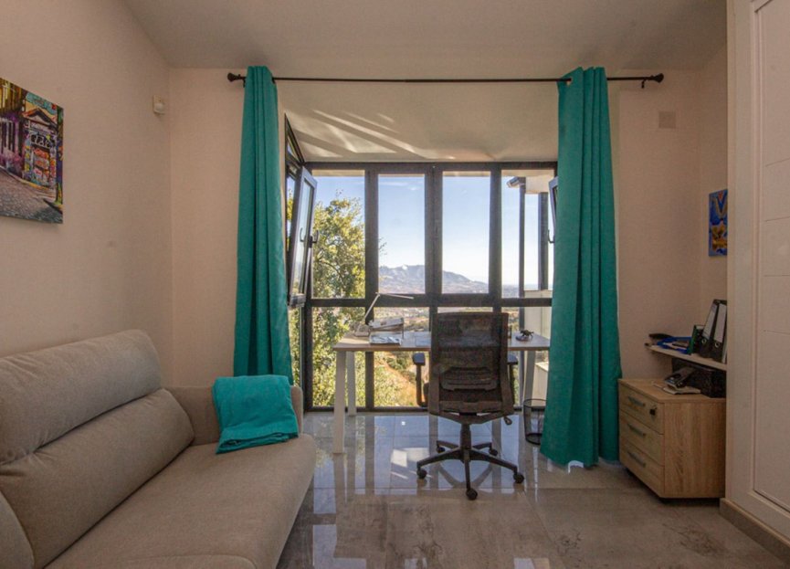 Resale - House - Detached Villa - Marbella - La Mairena