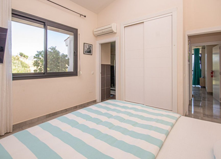 Resale - House - Detached Villa - Marbella - La Mairena