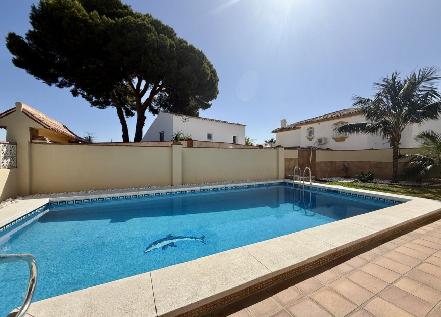 Resale - House - Detached Villa - Benalmádena - Benalmadena Centro