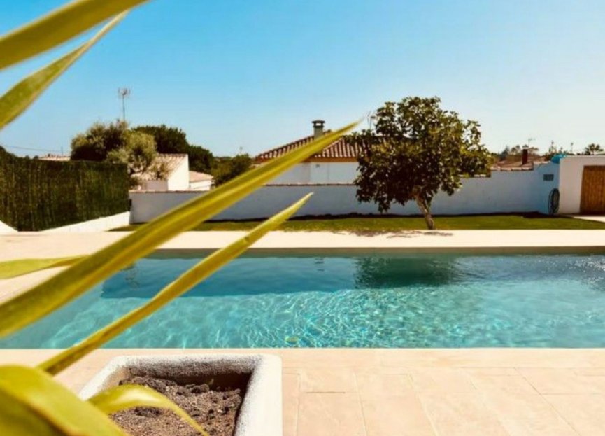 Resale - House - Detached Villa - Estepona - Estepona Centro