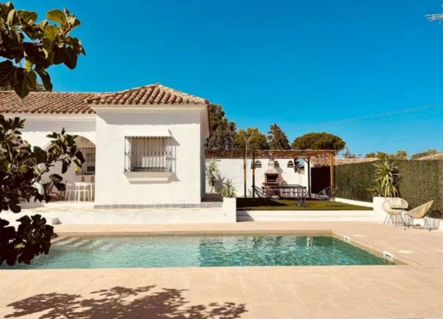 Resale - House - Detached Villa - Estepona - Estepona Centro