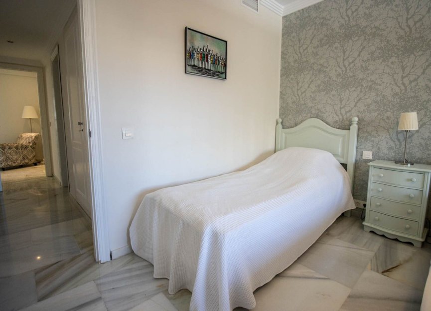 Resale - Apartment - Middle Floor Apartment - Marbella - Nueva Andalucia