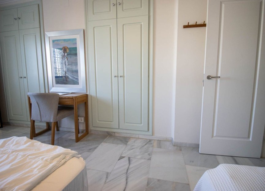 Resale - Apartment - Middle Floor Apartment - Marbella - Nueva Andalucia