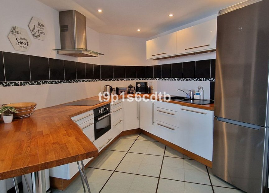 Resale - Apartment - Middle Floor Apartment - Marbella - Puerto Banús