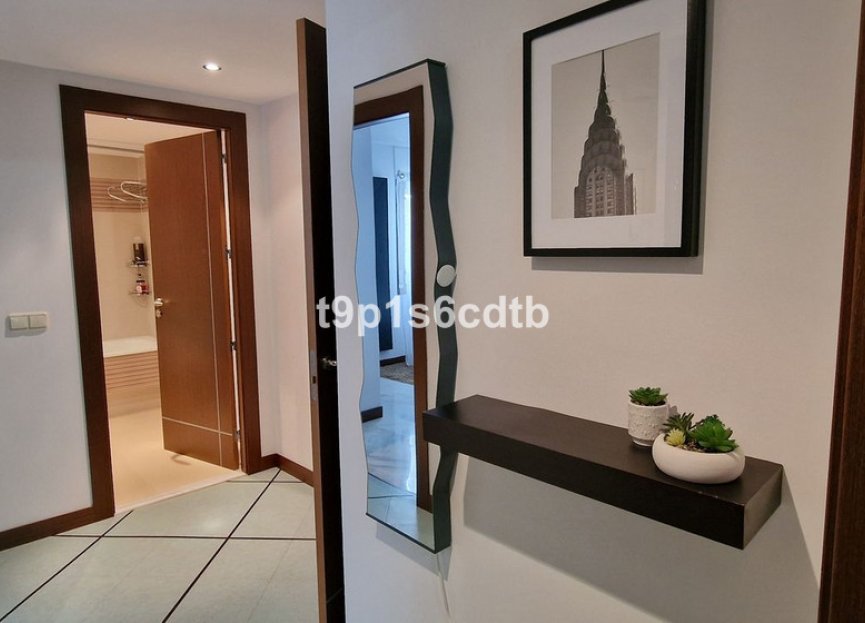 Resale - Apartment - Middle Floor Apartment - Marbella - Puerto Banús