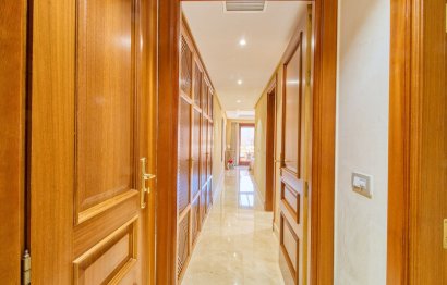 Resale - Apartment - Middle Floor Apartment - Estepona - Estepona Centro