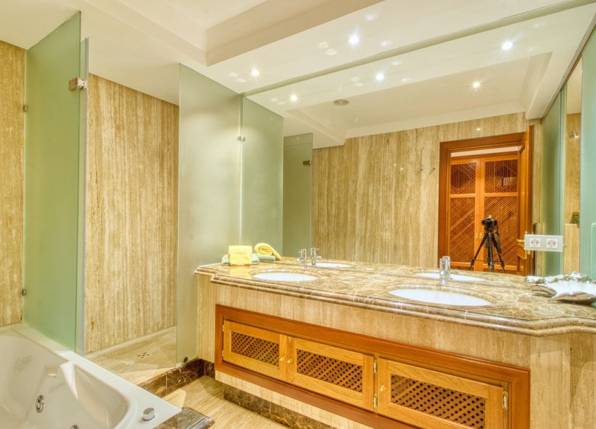 Resale - Apartment - Middle Floor Apartment - Estepona - Estepona Centro