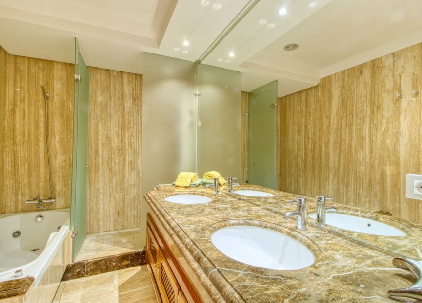 Resale - Apartment - Middle Floor Apartment - Estepona - Estepona Centro