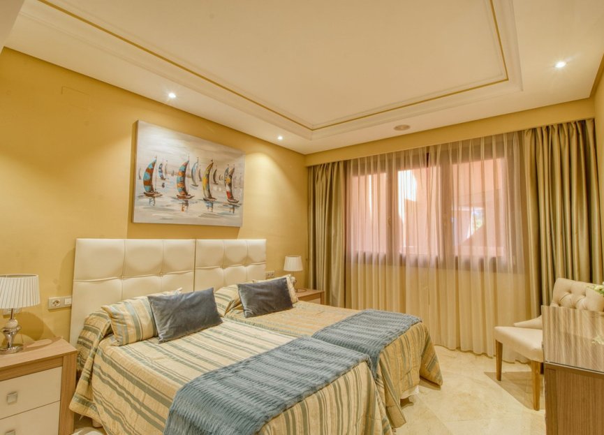 Resale - Apartment - Middle Floor Apartment - Estepona - Estepona Centro