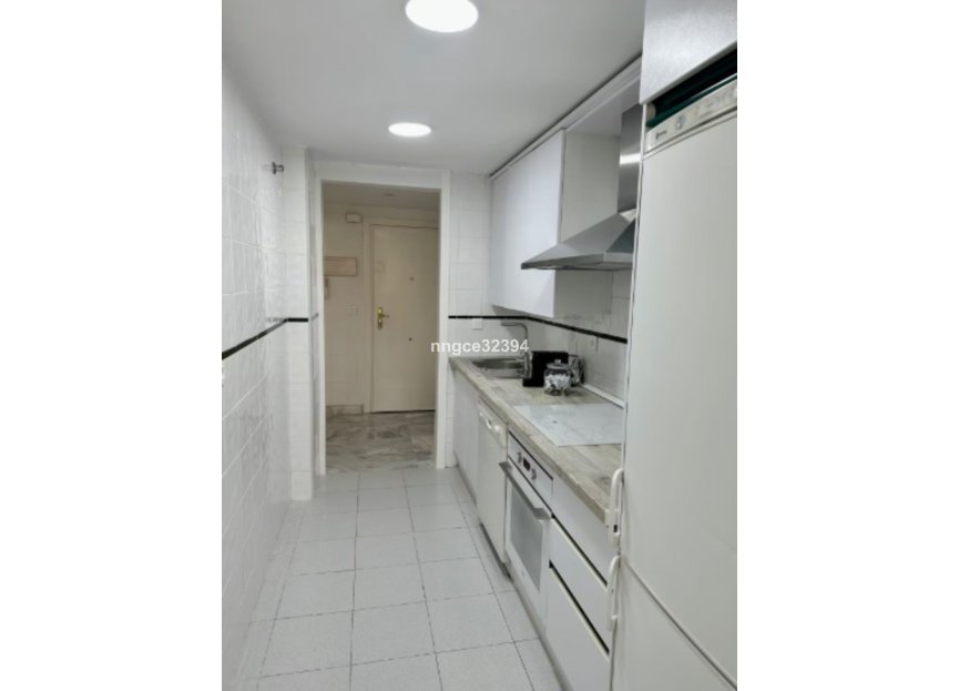 Resale - Apartment - Middle Floor Apartment - Marbella - Puerto Banús