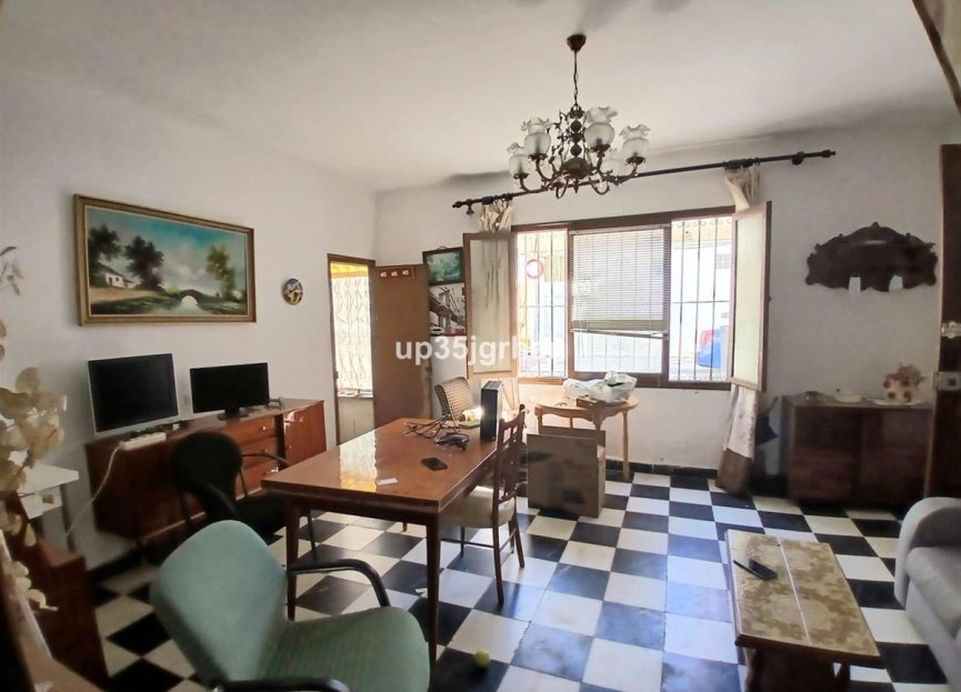 Resale - House - Detached Villa - Estepona - Estepona Centro