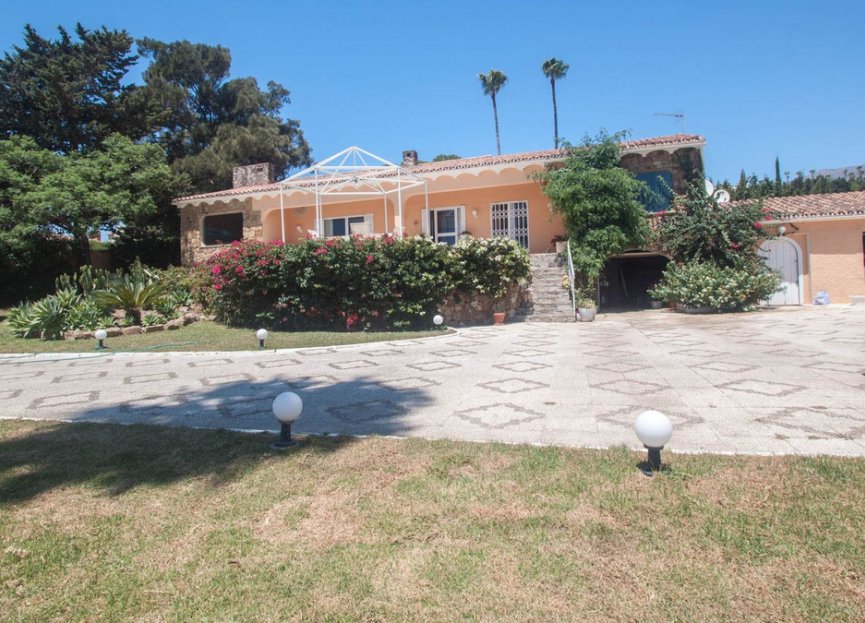 Resale - House - Detached Villa - Estepona - Estepona Centro