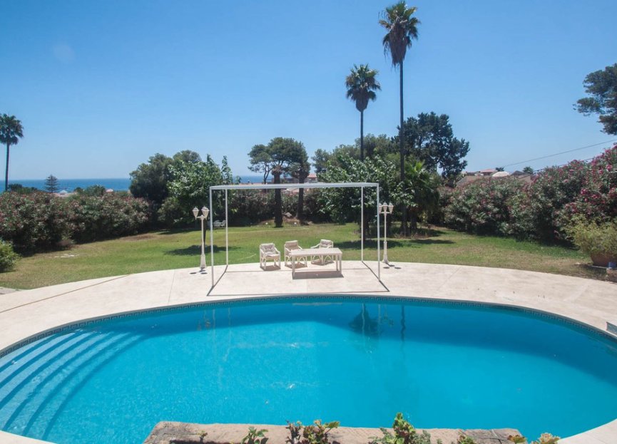 Resale - House - Detached Villa - Estepona - Estepona Centro