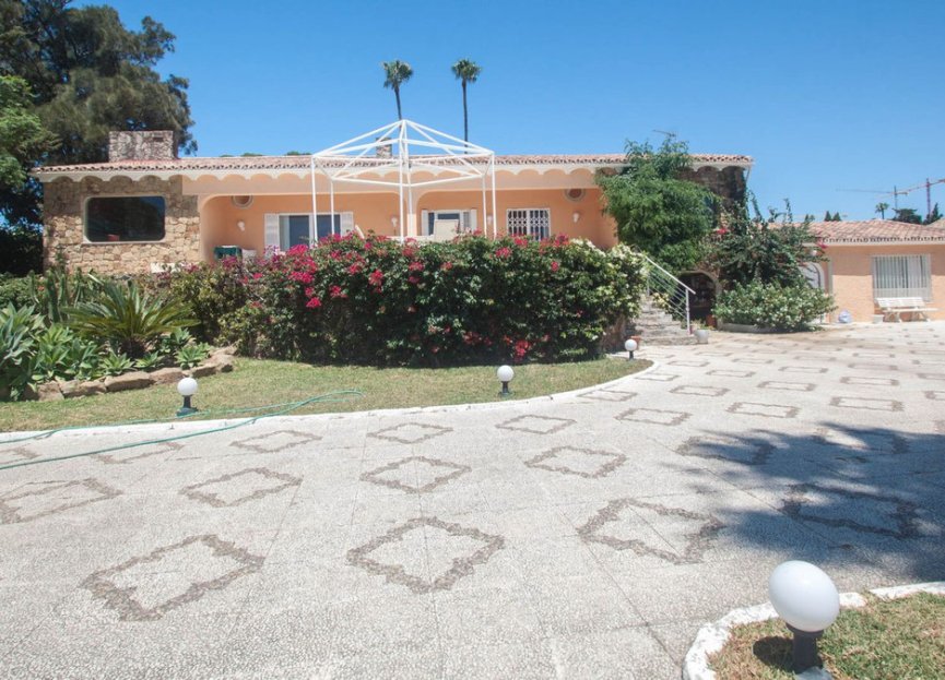Resale - House - Detached Villa - Estepona - Estepona Centro