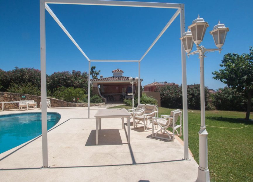 Resale - House - Detached Villa - Estepona - Estepona Centro