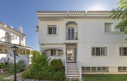 Resale - House - Semi-Detached House - Marbella - Nueva Andalucia