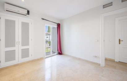 Resale - House - Semi-Detached House - Marbella - Nueva Andalucia