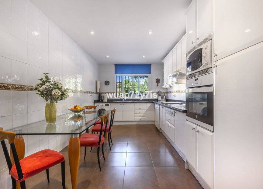 Resale - Ground floor apartment - Estepona - Estepona Centro